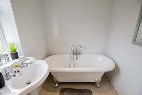 5star Serviced Homes- Free Wifi & Parking, Office