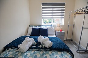 5star Serviced Homes- Free Wifi & Parking, Office