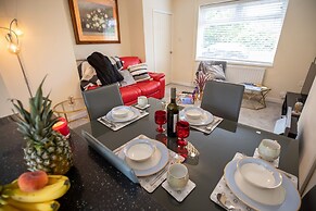 5star Serviced Homes- Free Wifi & Parking, Office