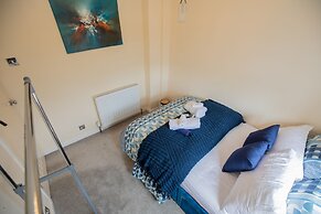 5star Serviced Homes- Free Wifi & Parking, Office