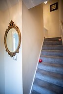 5star Serviced Homes- Free Wifi & Parking, Office