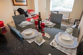 5star Serviced Homes- Free Wifi & Parking, Office