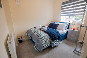 5star Serviced Homes- Free Wifi & Parking, Office