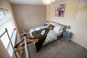 5star Serviced Homes- Free Wifi & Parking, Office