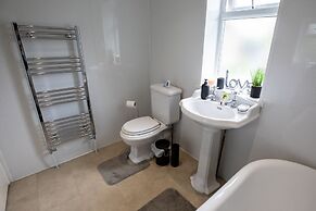 5star Serviced Homes- Free Wifi & Parking, Office
