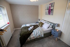 5star Serviced Homes- Free Wifi & Parking, Office