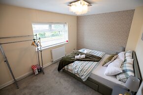 5star Serviced Homes- Free Wifi & Parking, Office