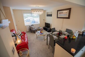 5star Serviced Homes- Free Wifi & Parking, Office