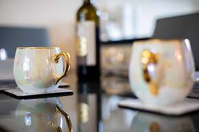 5star Serviced Homes- Free Wifi & Parking, Office