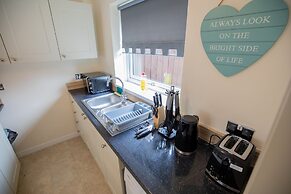 5star Serviced Homes- Free Wifi & Parking, Office
