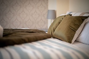 5star Serviced Homes- Free Wifi & Parking, Office