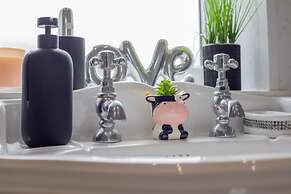 5star Serviced Homes- Free Wifi & Parking, Office