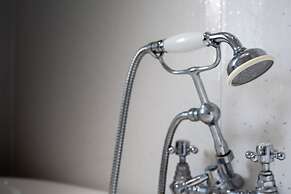 5star Serviced Homes- Free Wifi & Parking, Office