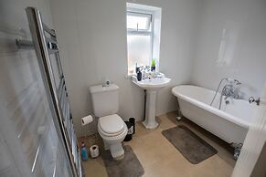 5star Serviced Homes- Free Wifi & Parking, Office
