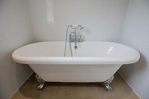 5star Serviced Homes- Free Wifi & Parking, Office