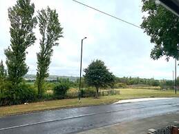 5star Serviced Homes- Free Wifi & Parking, Office