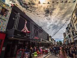 Gorgeous 2-bed Apartment With Patio