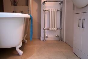 Gorgeous 2-bed Apartment With Patio