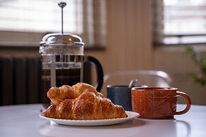 Gorgeous 2-bed Apartment With Patio