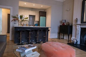 Gorgeous 2-bed Apartment With Patio