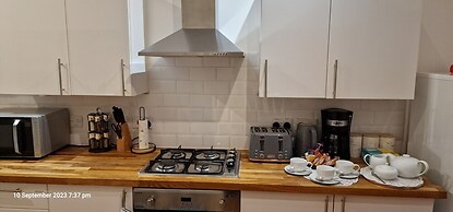 Lakeviews/quietness/parking/longstays/4guests