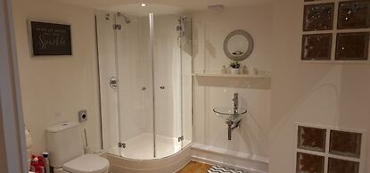 Lakeviews/quietness/parking/longstays/4guests