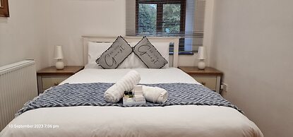 Lakeviews/quietness/parking/longstays/4guests