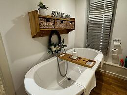 Lakeviews/quietness/parking/longstays/4guests