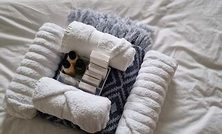 Lakeviews/quietness/parking/longstays/4guests