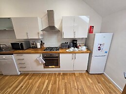 Lakeviews/quietness/parking/longstays/4guests