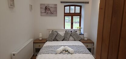 Lakeviews/quietness/parking/longstays/4guests