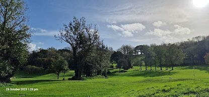 Lakeviews/quietness/parking/longstays/4guests