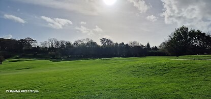 Lakeviews/quietness/parking/longstays/4guests