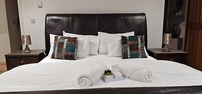 Lakeviews/quietness/parking/longstays/4guests