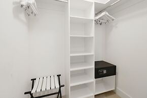 Oceanfront Luxe: Beach Condo