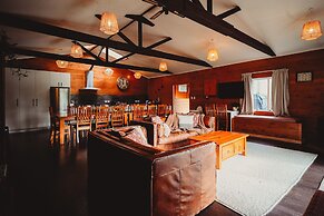 Paradise Valley Lodge