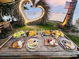 On Board Panglao Beach Hostel and Resort