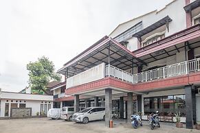 Super OYO 2704 Hotel Transit 2