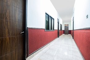 Super OYO 2704 Hotel Transit 2