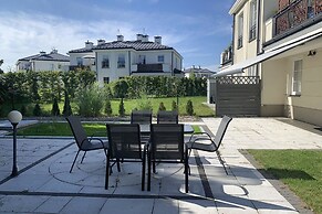 Ogrody Tesoro Apartment by Renters