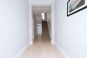 Chic & Characteristic 2BD House - Irishtown