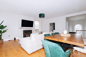 Chic & Characteristic 2BD House - Irishtown