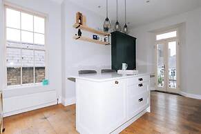 Chic & Characteristic 2BD House - Irishtown