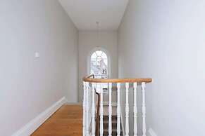 Chic & Characteristic 2BD House - Irishtown