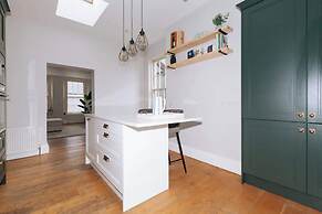 Chic & Characteristic 2BD House - Irishtown