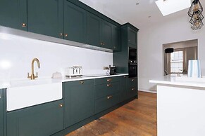 Chic & Characteristic 2BD House - Irishtown