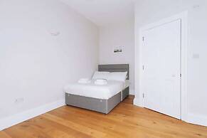 Chic & Characteristic 2BD House - Irishtown