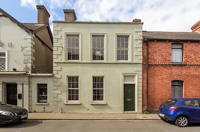 Chic & Characteristic 2BD House - Irishtown