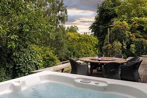 Hana Lodge