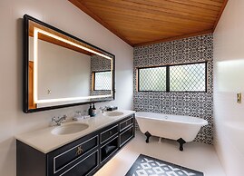 Hana Lodge